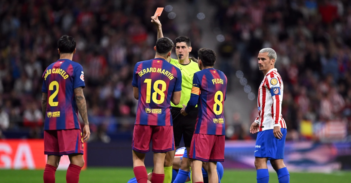 تسجيلات VAR تكشف سر إلغاء طرد لاعب برشلونة أمام أتلتيكو وتفجر الجدل من جديد