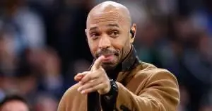 تييري هنري يفجّر الجدل بعد إقصاء ريال مدريد أمام بايرن ميونخ.. ويحمّل ثنائي الملكي مسؤولية السقوط القاري!