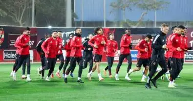 زلزال داخل الأهلي.. 5 قرارات كارثية تُهدي الدوري للزمالك وتحرك عاجل لتغيير المدرب!