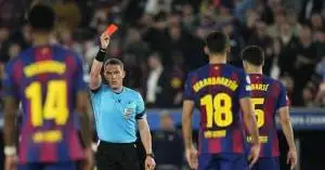 زلزال تحكيمي بعد قمة برشلونة وأتلتيكو.. قرار “يويفا” يُشعل الجدل ويُنهي موسم الحكم كوفاتش في الأبطال!