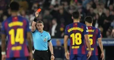 زلزال تحكيمي بعد قمة برشلونة وأتلتيكو.. قرار “يويفا” يُشعل الجدل ويُنهي موسم الحكم كوفاتش في الأبطال!