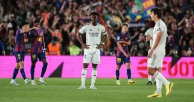 انفجار داخل غرفة ملابس ريال مدريد بعد الكلاسيكو.. اشتباك ناري بين نجمين يهز الفريق عقب ضياع الليغا!