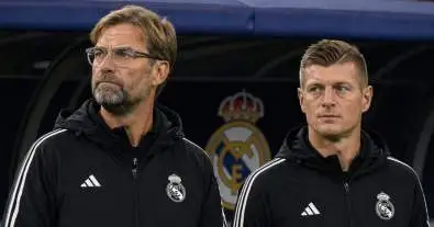 بعد رحيل كروس… كلوب يرشّح اسمًا مفاجئًا لقيادة وسط ريال مدريد!