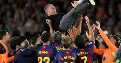 برشلونة يفاجئ هانسي فليك بخطوة غير متوقعة بعد التتويج بالليغا.. قرار تاريخي من لابورتا يشعل جماهير البارسا!