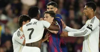 غافي يفجّرها بعد التتويج بالليغا.. اعتراف صادم عمّا قاله لفينيسيوس في الكلاسيكو يشعل الجدل!