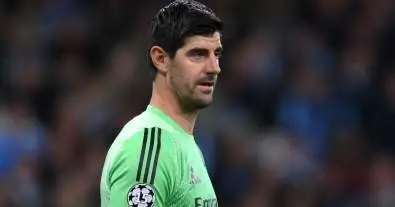 كورتوا ينفجر غضبًا بعد الكلاسيكو.. تصرف صادم من نجم ريال مدريد يشعل غرفة الملابس!
