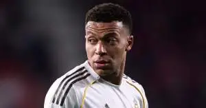 مبابي يشتعل غضبًا داخل غرفة الملابس ويُحمّل أحد نجوم ريال مدريد مسؤولية انهيار الموسم!