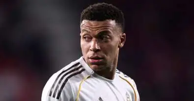 مبابي يشتعل غضبًا داخل غرفة الملابس ويُحمّل أحد نجوم ريال مدريد مسؤولية انهيار الموسم!