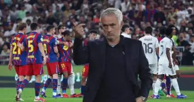 مورينيو يفجرها في ريال مدريد.. طلب التعاقد مع نجم برشلونة يشعل صراعًا ناريًا بين الغريمين!