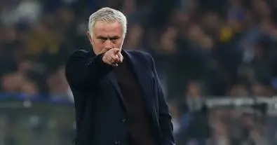 مورينيو يجهز ثورة تاريخية داخل ريال مدريد… رحيل 6 نجوم وصفقات مدوية بعد الموسم الكارثي في البرنابيو!