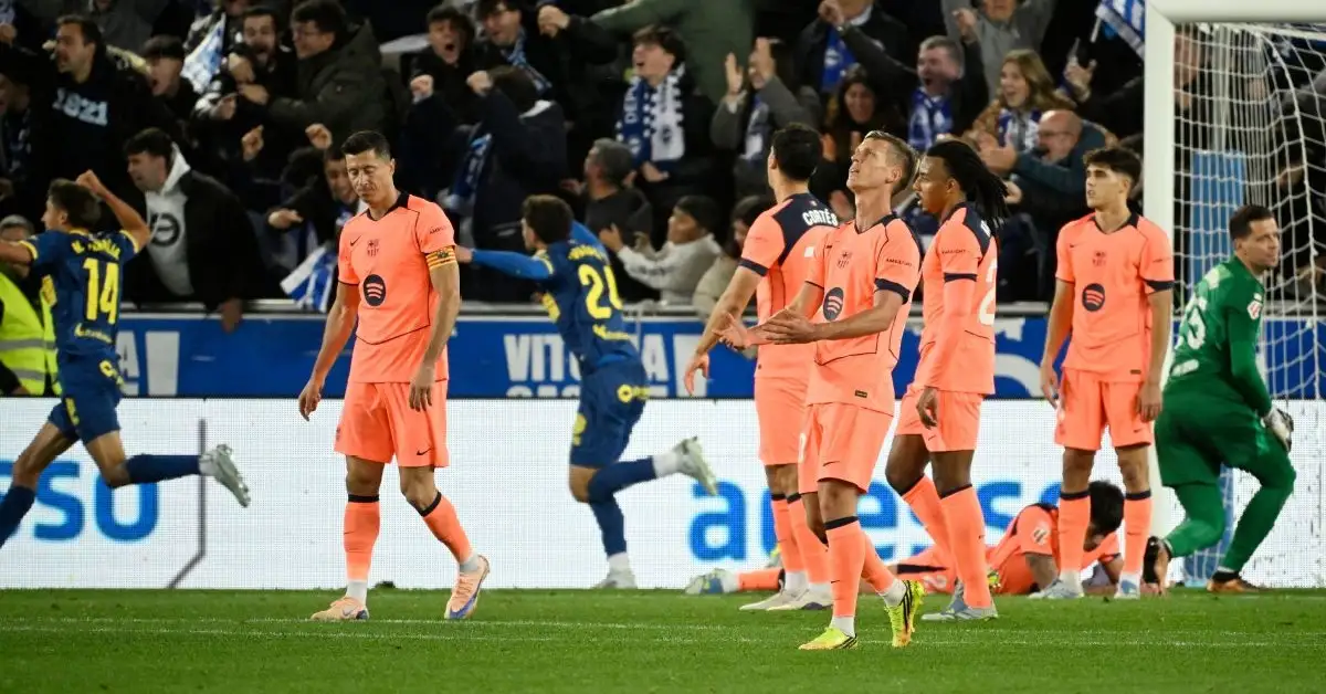 صدمة داخل برشلونة بعد خسارة ألافيس.. فليك يحسم موقفه من 4 لاعبين بعد ضياع حلم الـ100 نقطة