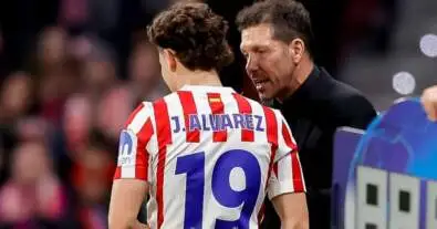 صدمة في برشلونة: سيميوني يفرض شرطًا “مستحيلًا” للتخلي عن ألفاريز… والإدارة في مأزق!