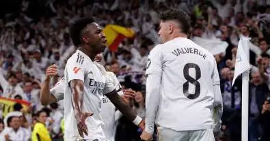 شجار عنيف بين ثنائي ريال مدريد يشعل غرفة الملابس واجتماع طارئ يهز النادي!