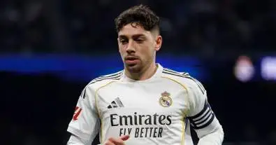 أزمة تهز ريال مدريد قبل الكلاسيكو.. غضب داخل برشلونة بسبب تصرفات فالفيردي وموقف مفاجئ من تشواميني