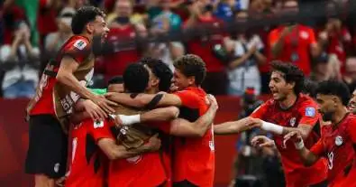 كأس العالم يربك حسابات الأهلي.. عروض احتراف تهدد ثلاثي الفريق والإدارة تتحرك لحسم ملف مصيري