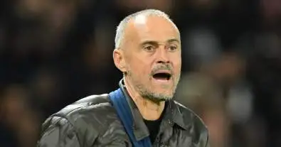 لويس إنريكي يشن هجومًا مفاجئًا على كامب نو ويحاول خطف قلب برشلونة النابض إلى باريس سان جيرمان!