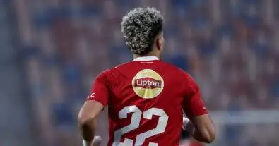 لاعب الأهلي إمام عاشور بقميص الفريق من الخلف