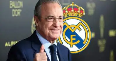 رئيس نادي ريال مدريد فلورنتينو بيريز مع شعار النادي