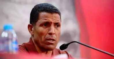 قرار حاسم من عموتة يشعل الأهلي.. رفض رحيل ثنائي الفريق وصدمة في صفقة دفاعية خطفها بيراميدز
