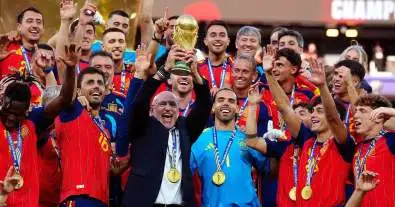 دي لا فوينتي يطلب من أحد أبطال إسبانيا ارتداء قميص برشلونة.. والقرار يشعل الجدل!
