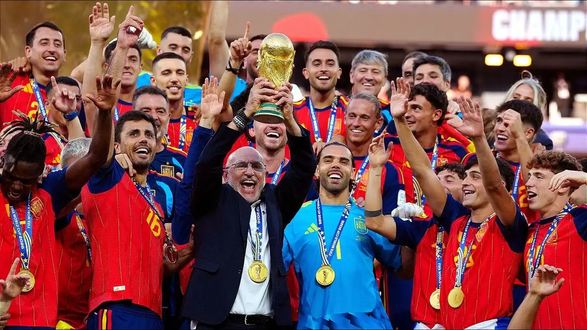 دي لا فوينتي يطلب من أحد أبطال إسبانيا ارتداء قميص برشلونة.. والقرار يشعل الجدل!