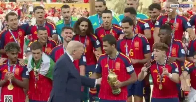 رودري يطرد ترامب من منصة التتويج