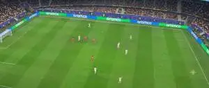 لامين يامال يحاول استعراض مهاراته أمام كريستيانو رونالدو في إحدى هجمات منتخب إسبانيا