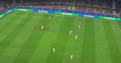 لامين يامال يحاول استعراض مهاراته أمام كريستيانو رونالدو في إحدى هجمات منتخب إسبانيا