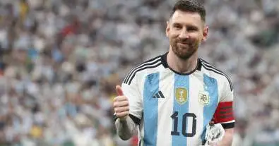 ميسي يوصي وفليك يقتنع.. برشلونة يجهز مفاجأة هجومية مدوية بعد كأس العالم