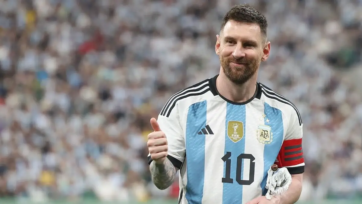 ميسي يوصي وفليك يقتنع.. برشلونة يجهز مفاجأة هجومية مدوية بعد كأس العالم