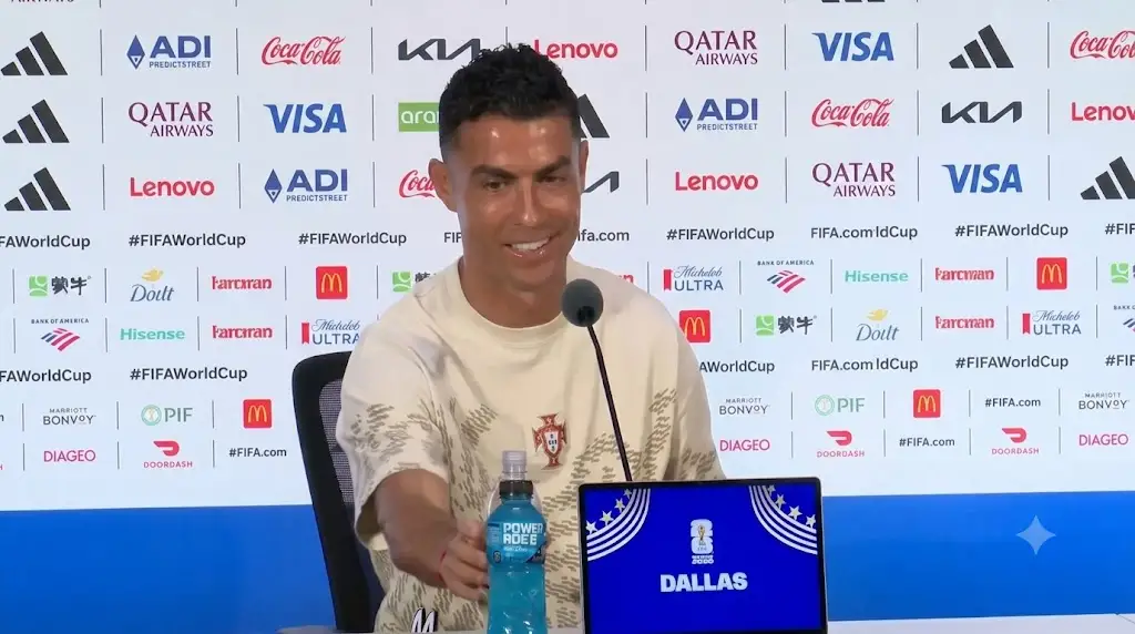 مَن هو الصحفي الذي أحرجه رونالدو أمام العالم؟ مفاجأة حول هوية الرجل الذي واجه "الدون" بهدوء.