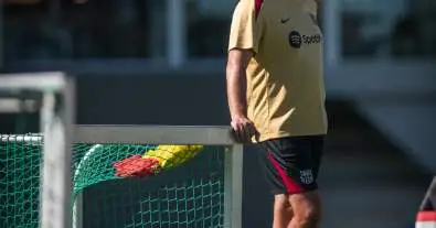 مواجهة في كامب نو! برشلونة وبطل كأس العالم عالقان في مأزق تعاقدي بالغ الأهمية