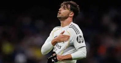 مدافع ريال مدريد على رادار ليفربول.. وهذا موقف النادي الإسباني