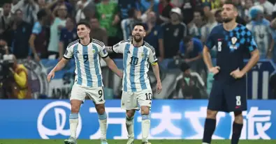 ألفاريز يفجّر القنبلة.. «برشلونة حلمي»! فليك وديكو يشعلان المعركة وأتلتيكو يرفض الاستسلام