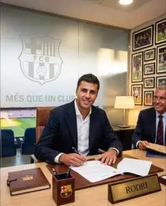 رودري يصل برشلونة.. لحظة تاريخية داخل النادي الإسباني وتوقيع العقود يشعل الجماهير!