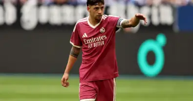 وفاء مطلق للقميص الأبيض.. قائد ريال مدريد يرفض عروضًا مغرية ويصدم الجميع بقراره النهائي!
