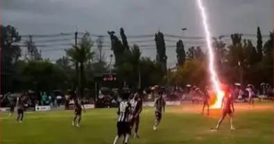 مأساة في الملاعب.. وفاة اللاعب صفوان أواي وإصابة 12 آخرين إثر صاعقة برق بجنوب تايلاند