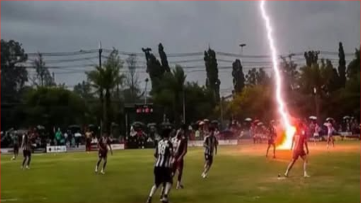 مأساة في الملاعب.. وفاة اللاعب صفوان أواي وإصابة 12 آخرين إثر صاعقة برق بجنوب تايلاند
