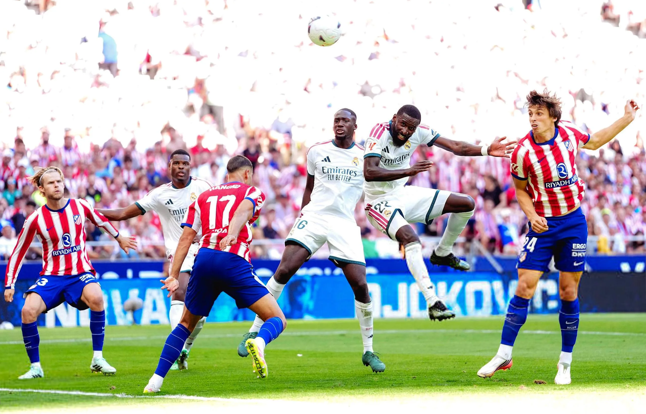 أتلتيكو مدريد يهزم ريال مدريد 2-1 في الديربي.. طرد هوييسن يقلب المباراة