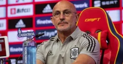 دي لا فوينتي مدرب أسبانيا يتحدث عن رودري ولامين يامال ويكشف لمن سيمنح الكرة الذهبية