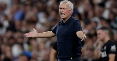 مورينيو يدخل مؤتمر ريال مدريد بأدلة صادمة.. ويهاجم الحكم والـVAR