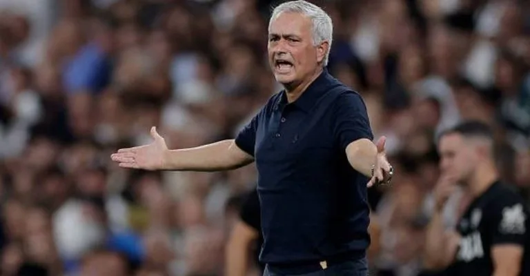 مورينيو يدخل مؤتمر ريال مدريد بأدلة صادمة.. ويهاجم الحكم والـVAR