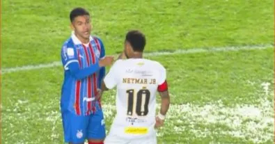 أغرب حالة طرد في تاريخ كرة القدم.. شاهد ما فعله الأسطورة نيمار قبل بداية الشوط الثاني مع سانتوس!