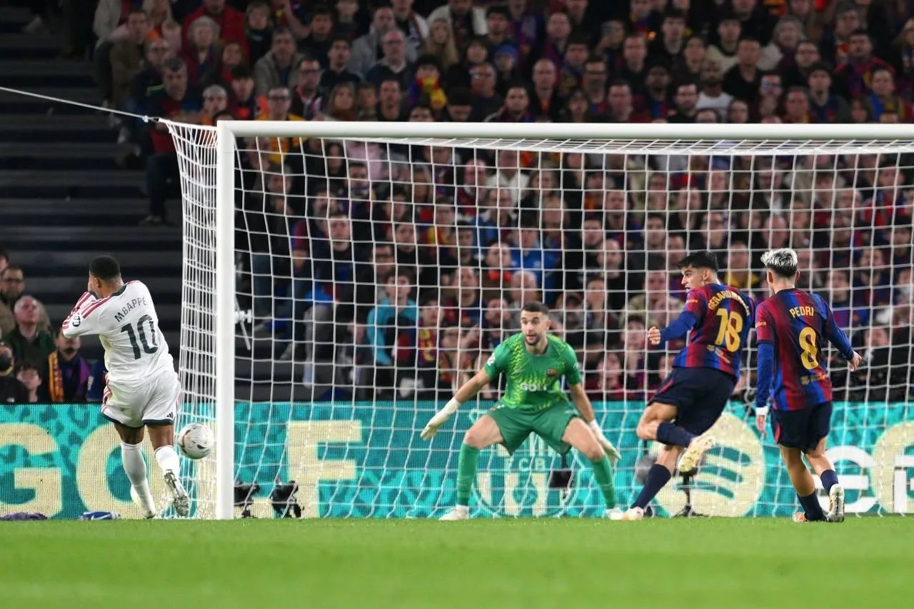 هانسي فليك أمام اختبار صعب بعد خسارة برشلونة في كلاسيكو ريال مدريد