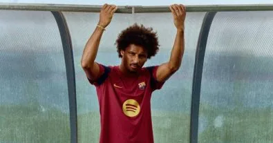 اعترافات مثيرة من نجم برشلونة الجديد قبل الكلاسيكو بشأن كواليس غرفة الملابس ومدربه فليك