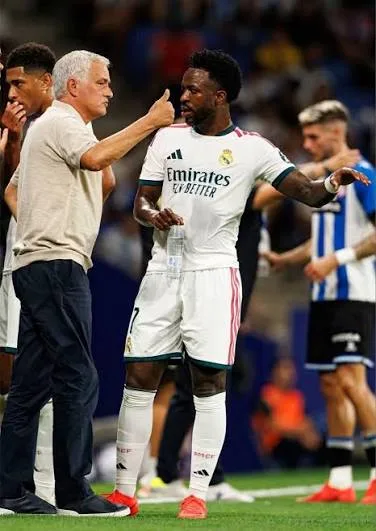 عاصفة في ريال مدريد: جوزيه مورينيو يوجه رسالة حاسمة لنجمه المتمرد ويؤكد أن الشعار فوق الجميع