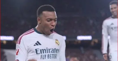 عجائب كلاسيكو الأرض.. مبابي يسجل هدفاً جنونياً بسبب غباء دفاع برشلونة ومورينيو يراقب بهدوء مرعب!