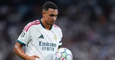 رغم معاناته مع ريال مدريد.. ليفربول يبتعد عن استعادة ألكسندر أرنولد